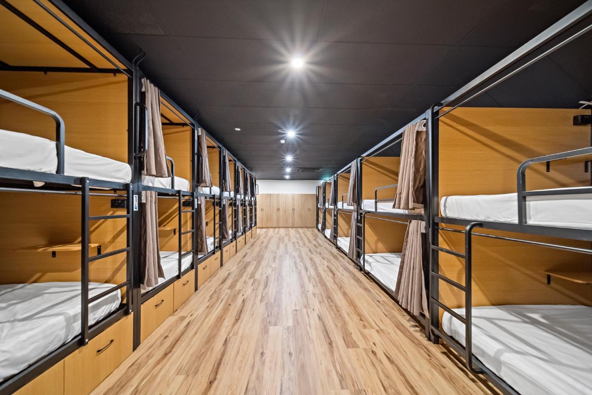 The Pier Pods On The Water- 50m From Bus Terminal And Ferry Terminal Capsule hotel