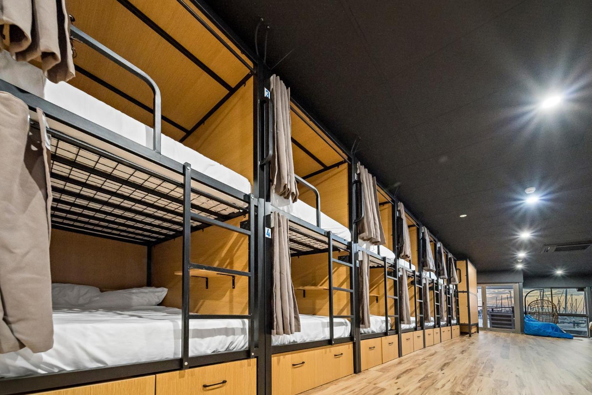 The Pier Pods On The Water- 50m From Bus Terminal And Ferry Terminal- Passport Id Requried