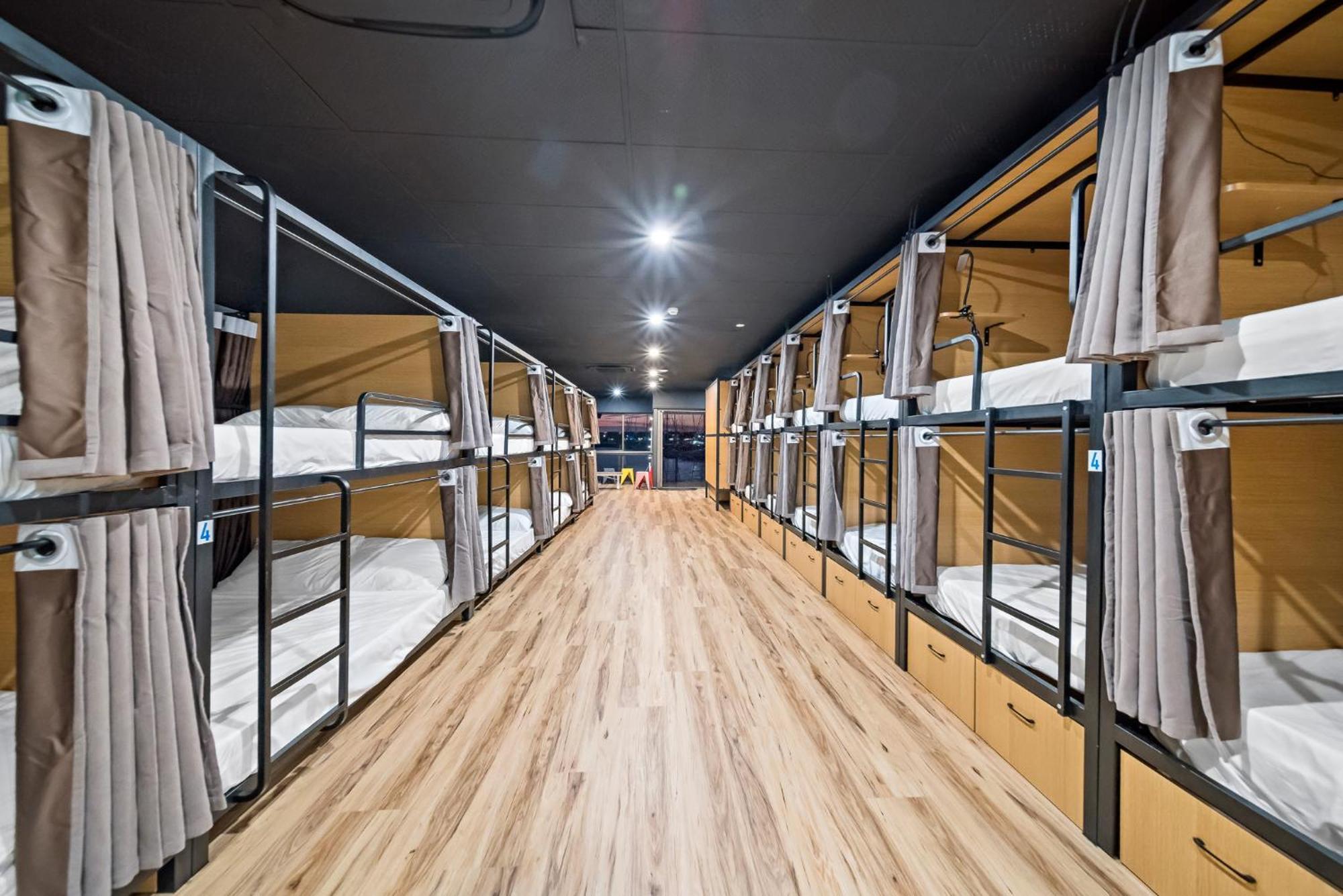 The Pier Pods On The Water- 50m From Bus Terminal And Ferry Terminal- Passport Id Requried *