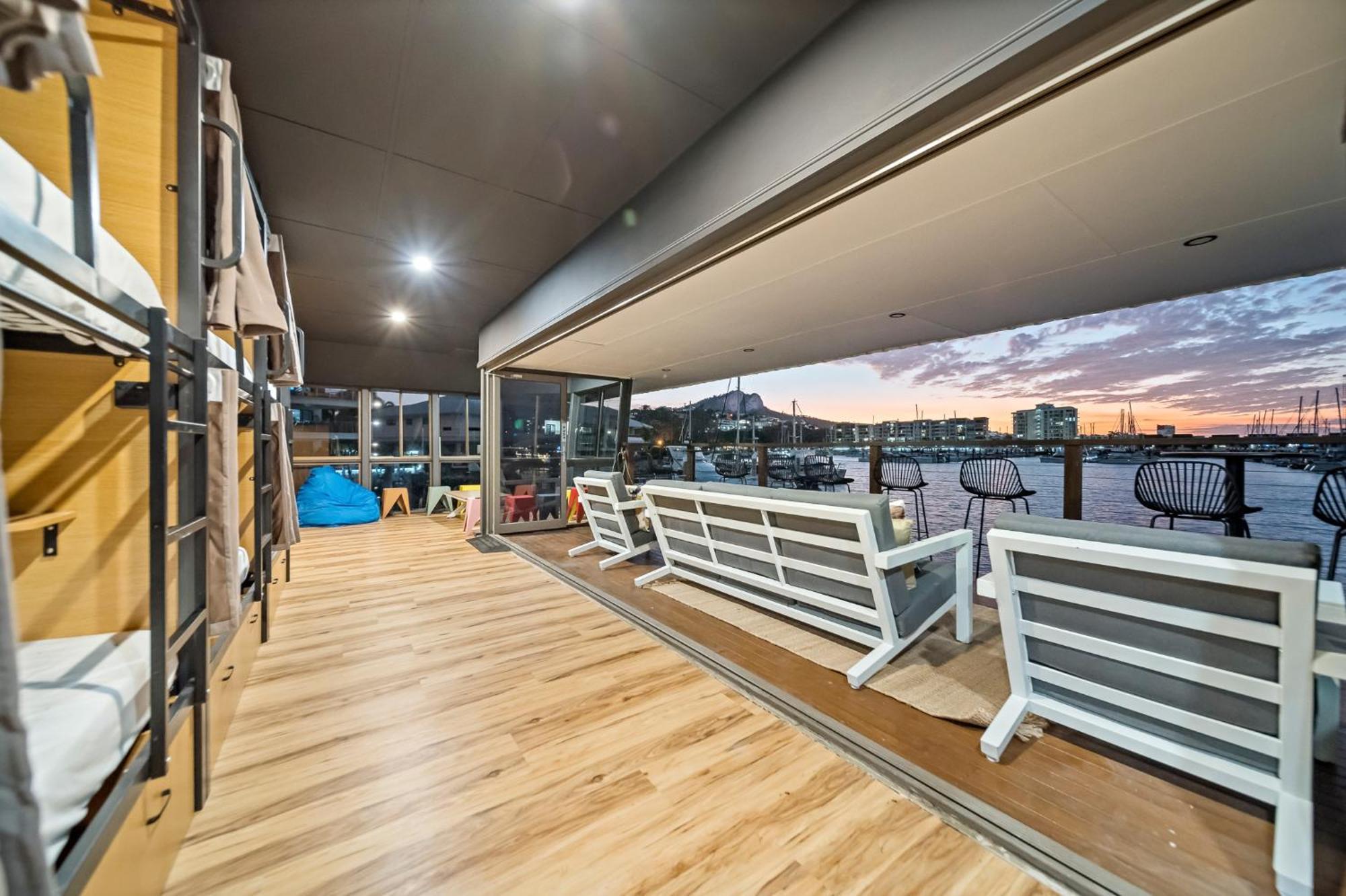 The Pier Pods On The Water- 50m From Bus Terminal And Ferry Terminal Townsville