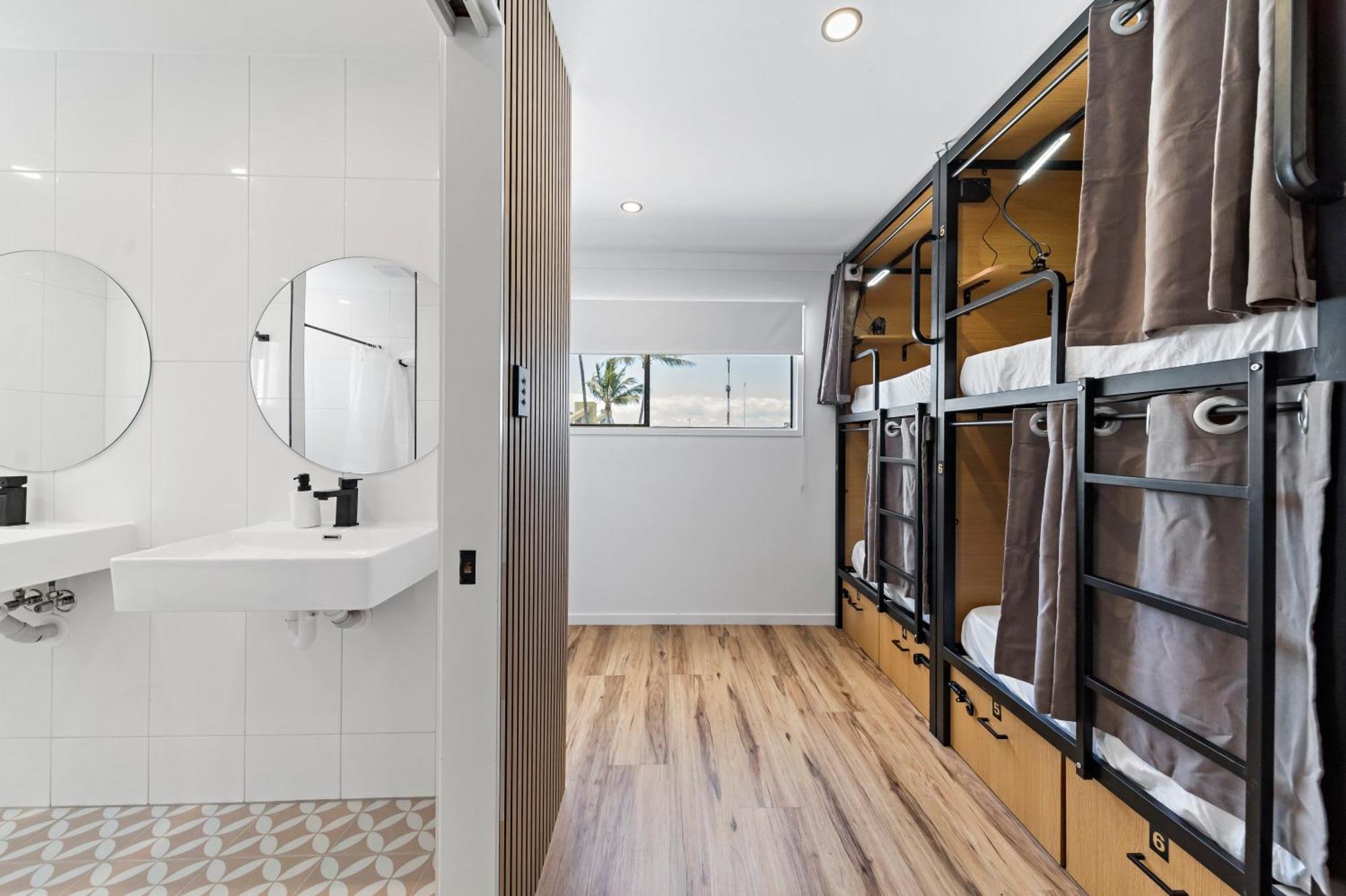 The Pier Pods On The Water- 50m From Bus Terminal And Ferry Terminal- Passport Id Requried * Townsville