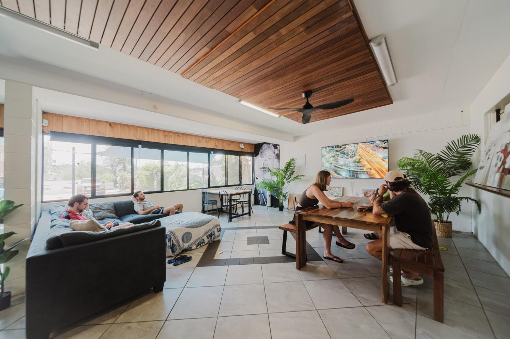 Seaside Townsville- Right Next To Coles, 2 Mins Walk To & Cbd * Townsville