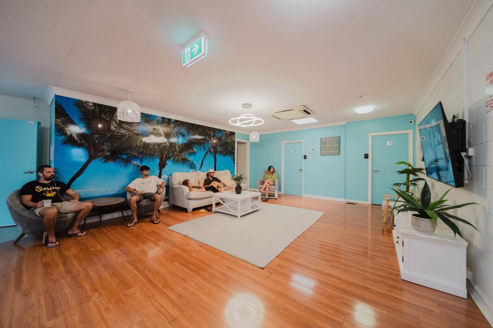 Seaside Townsville- Right Next To Coles, 2 Mins Walk To & Cbd Hostel