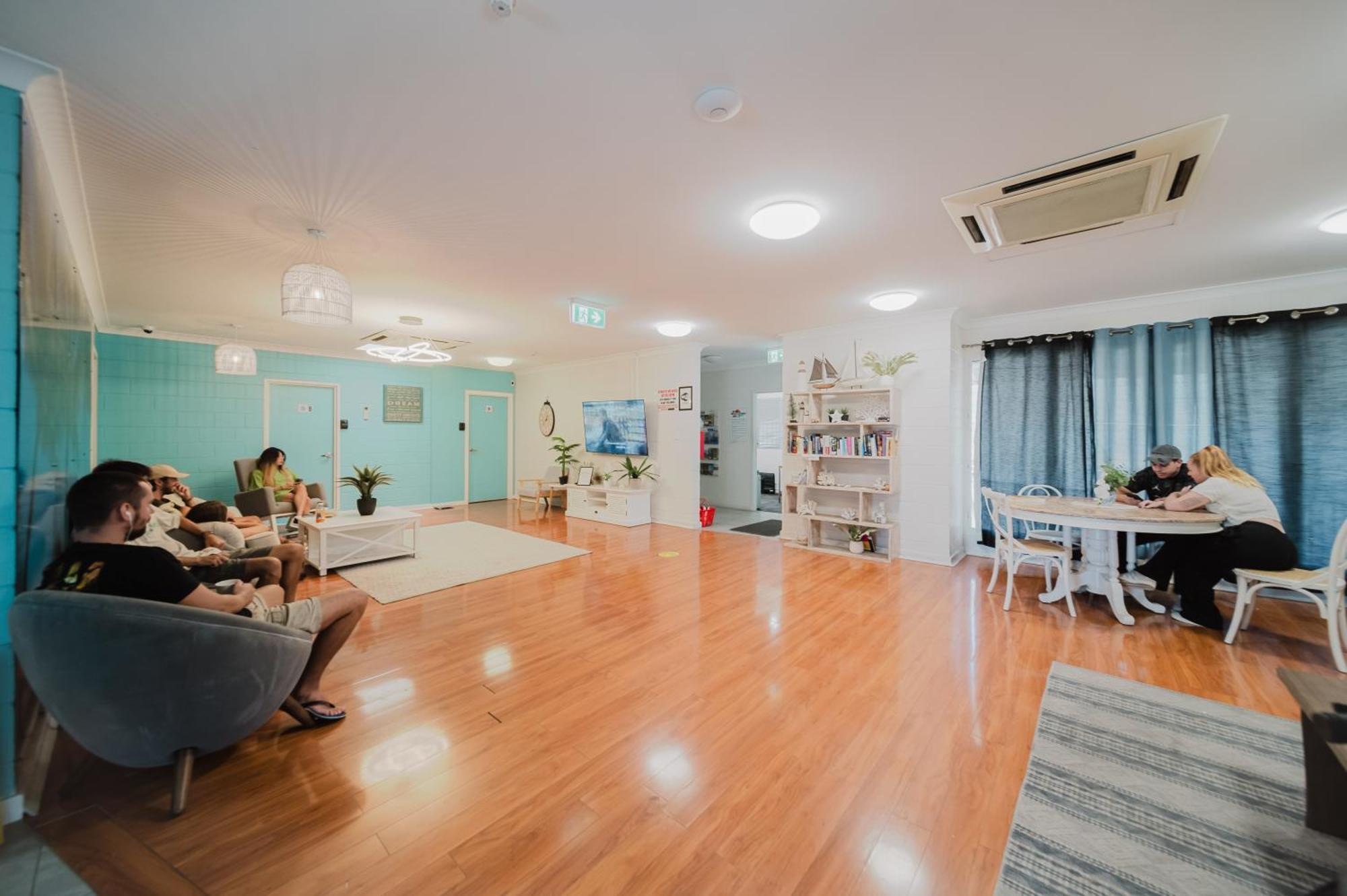 Seaside Townsville- Right Next To Coles, 2 Mins Walk To & Cbd Hostel Townsville