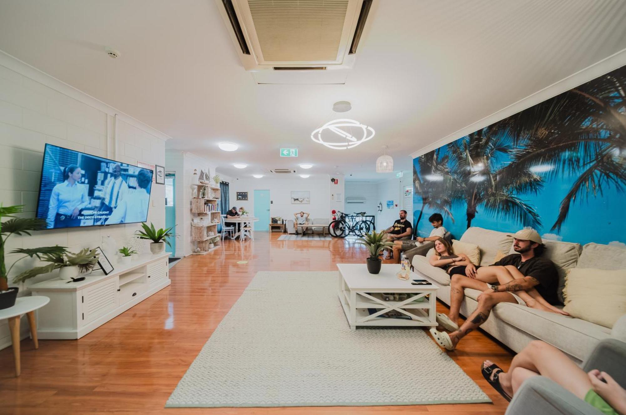 Hostel Seaside Townsville- Right Next To Coles, 2 Mins Walk To & Cbd