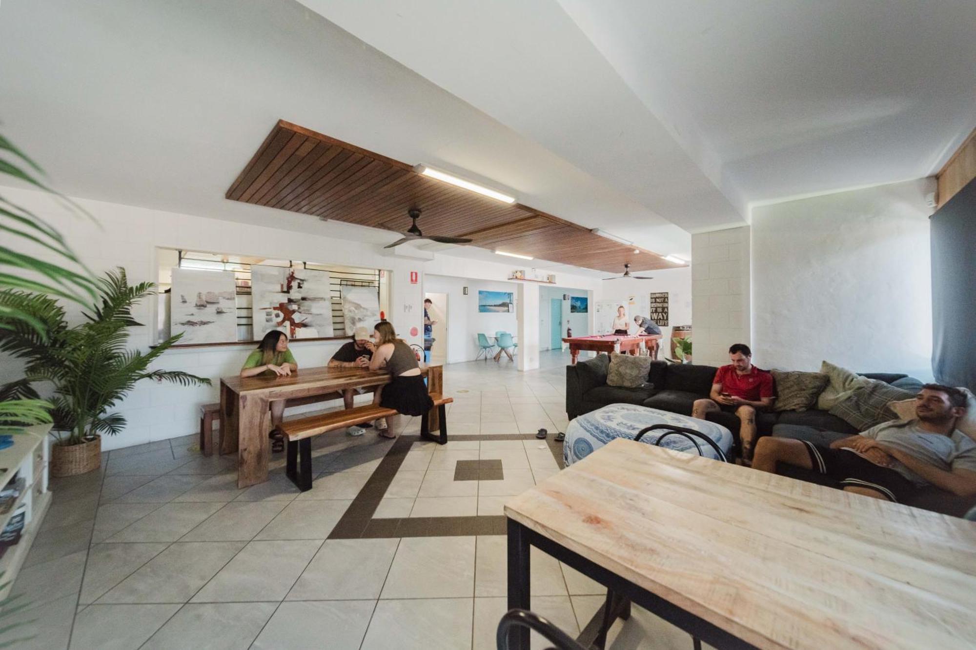 Seaside Townsville- Right Next To Coles, 2 Mins Walk To & Cbd Hostel *