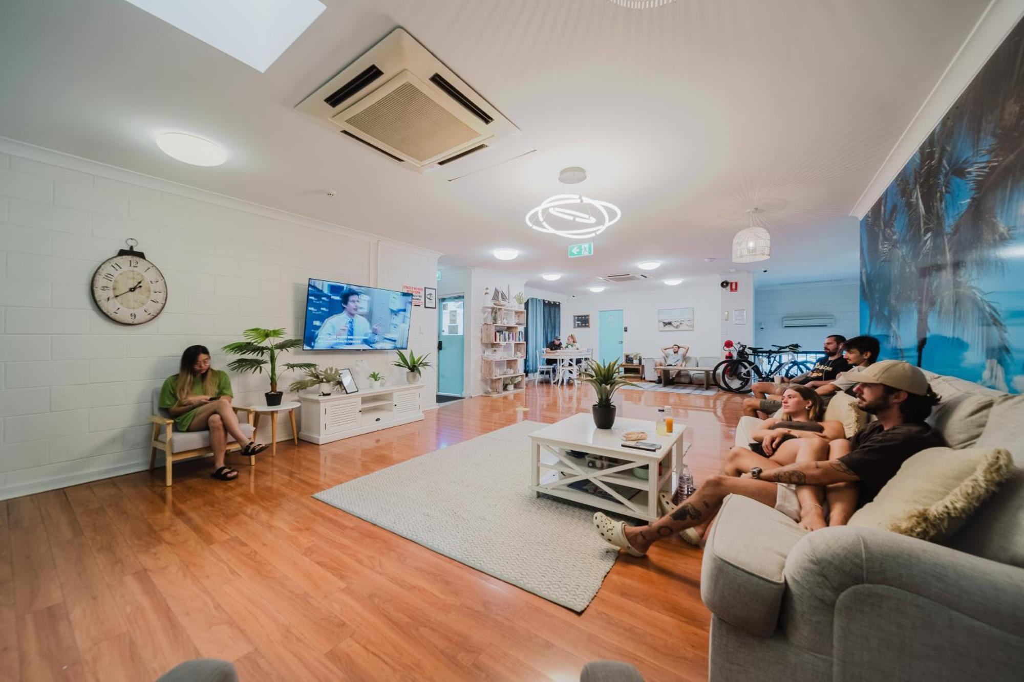 Seaside Townsville- Right Next To Coles, 2 Mins Walk To & Cbd *
