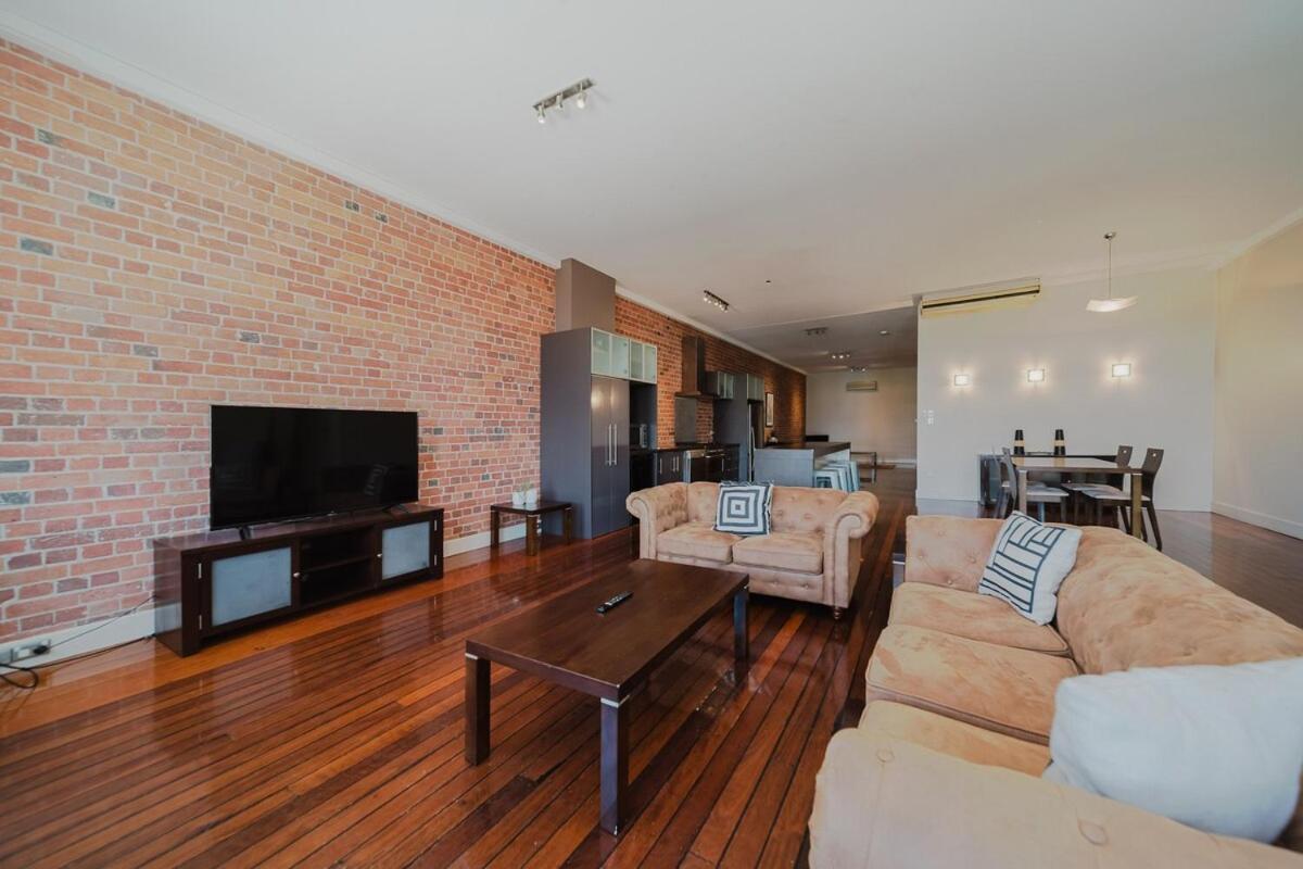 Flinders 2 Bed Unit Strand! * Townsville