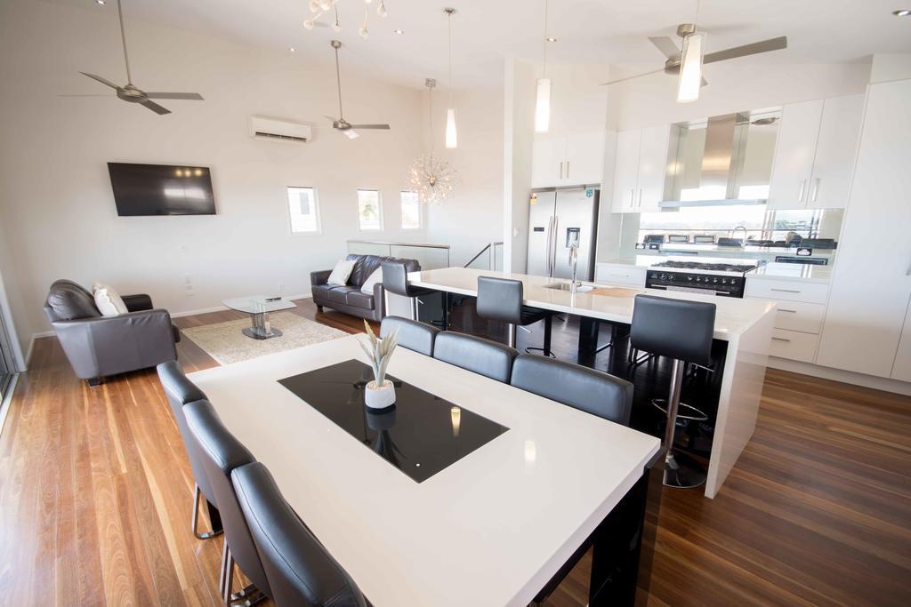 Modern Luxury Ocean Views Holiday home Townsville