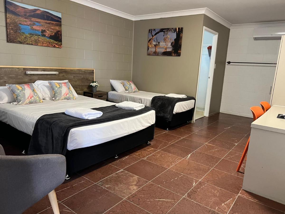 Spanish Lace Motor Motel 4*