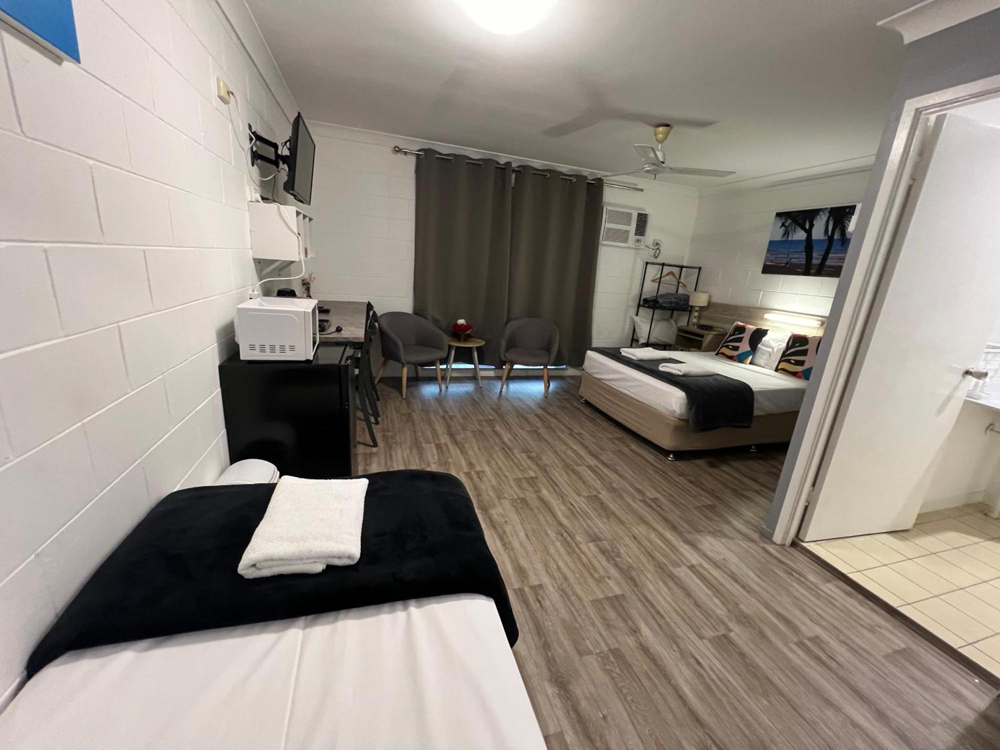 Spanish Lace Motor Motel 4*