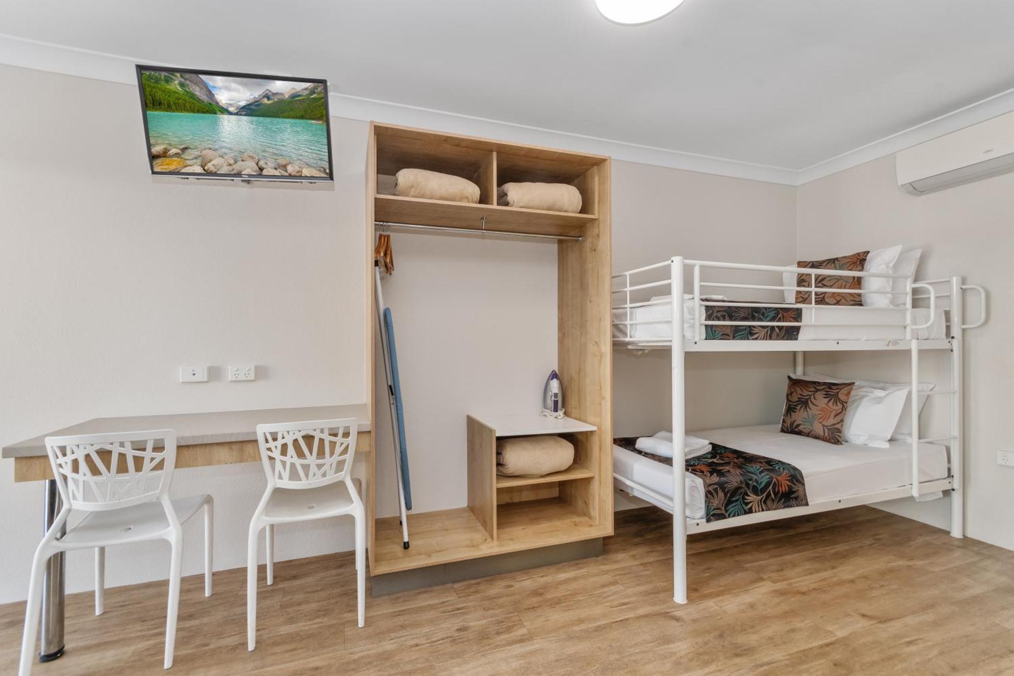 Castle Crest Motel 4*