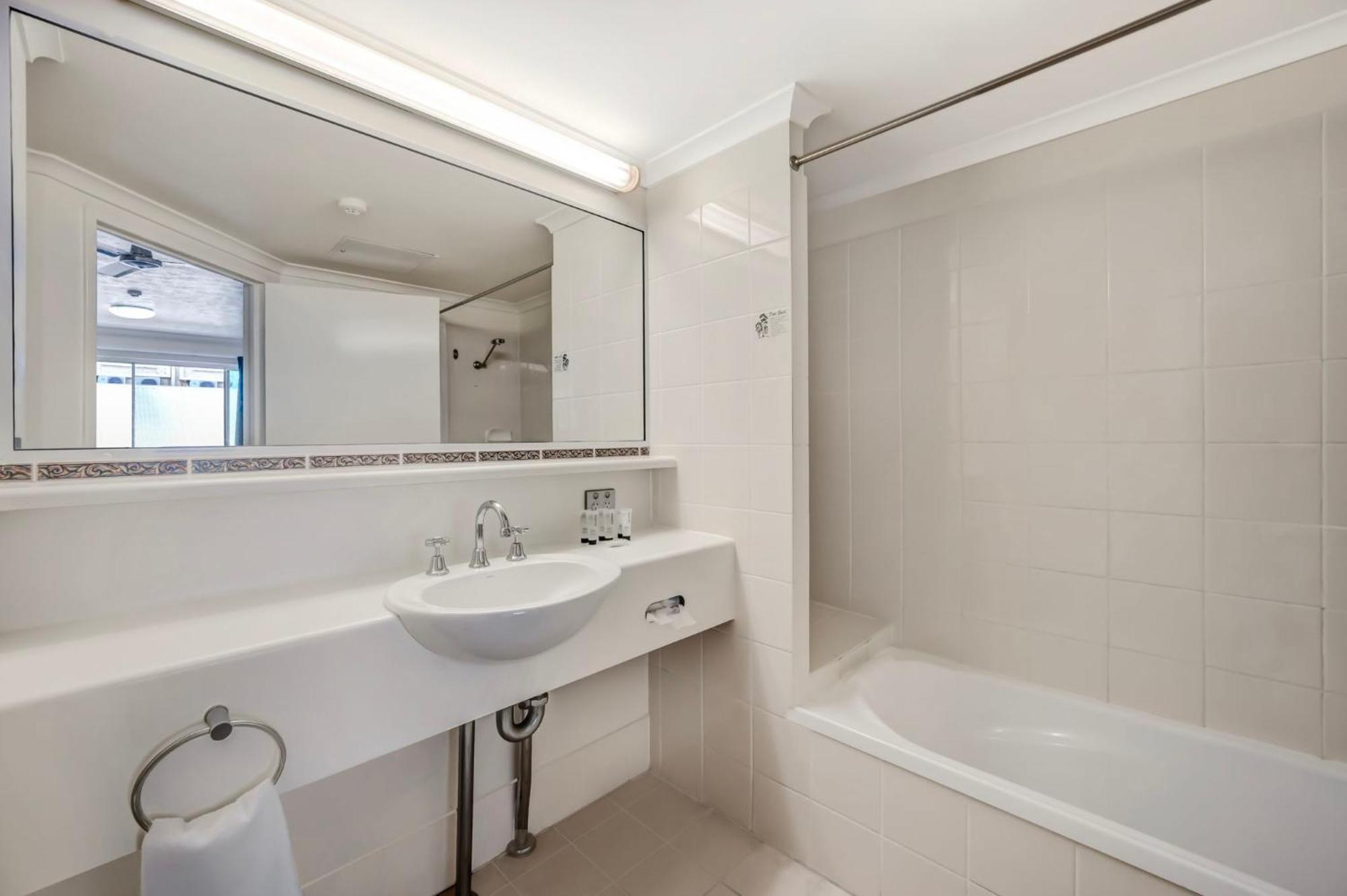 Motel Oasis Townsville, Surestay Collection By Bw Townsville