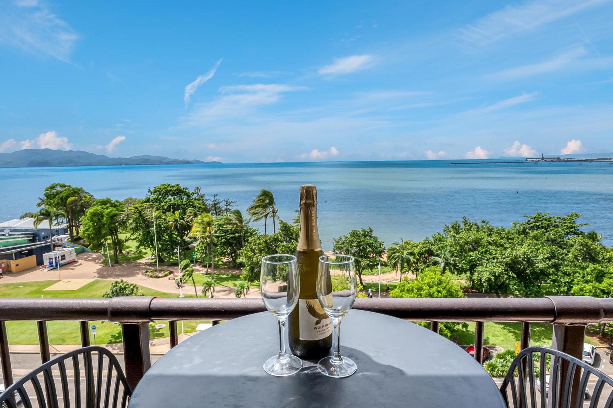It's About The Views! Apartment