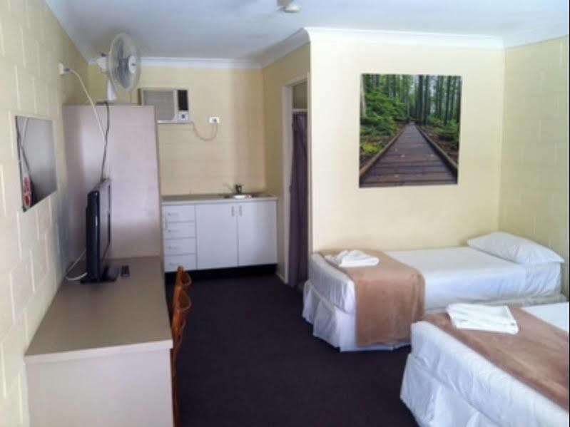 Spanish Lace Motor Motel 4*